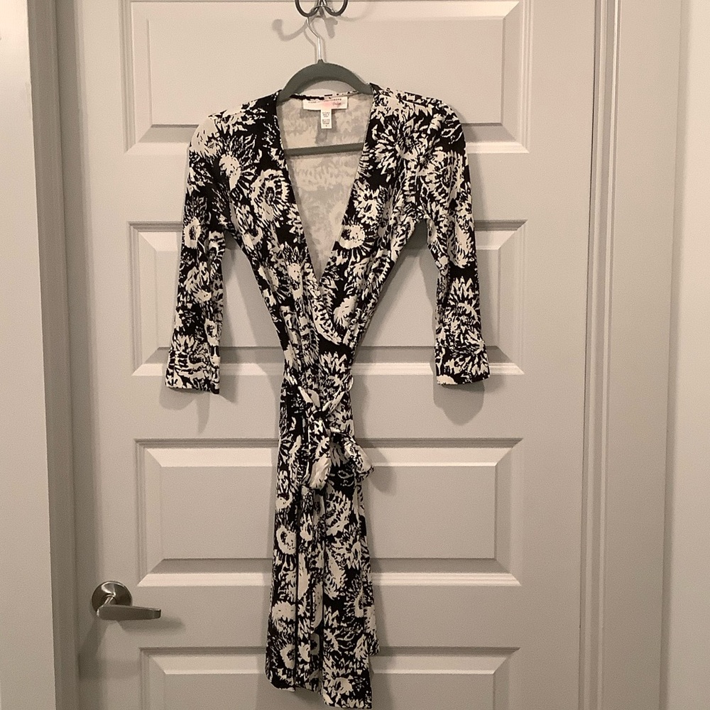 Diane Von Furstenburg Vintage Y2K Classic Silk Wrap Dress Size 4
